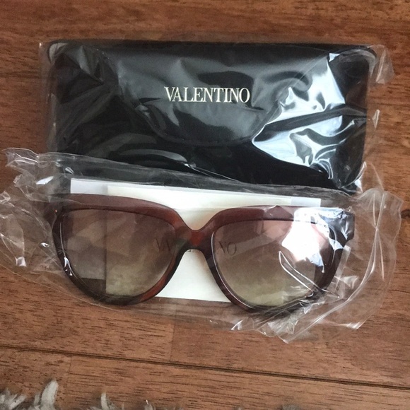 Valentino 57mm sunglasses - Picture 3 of 6